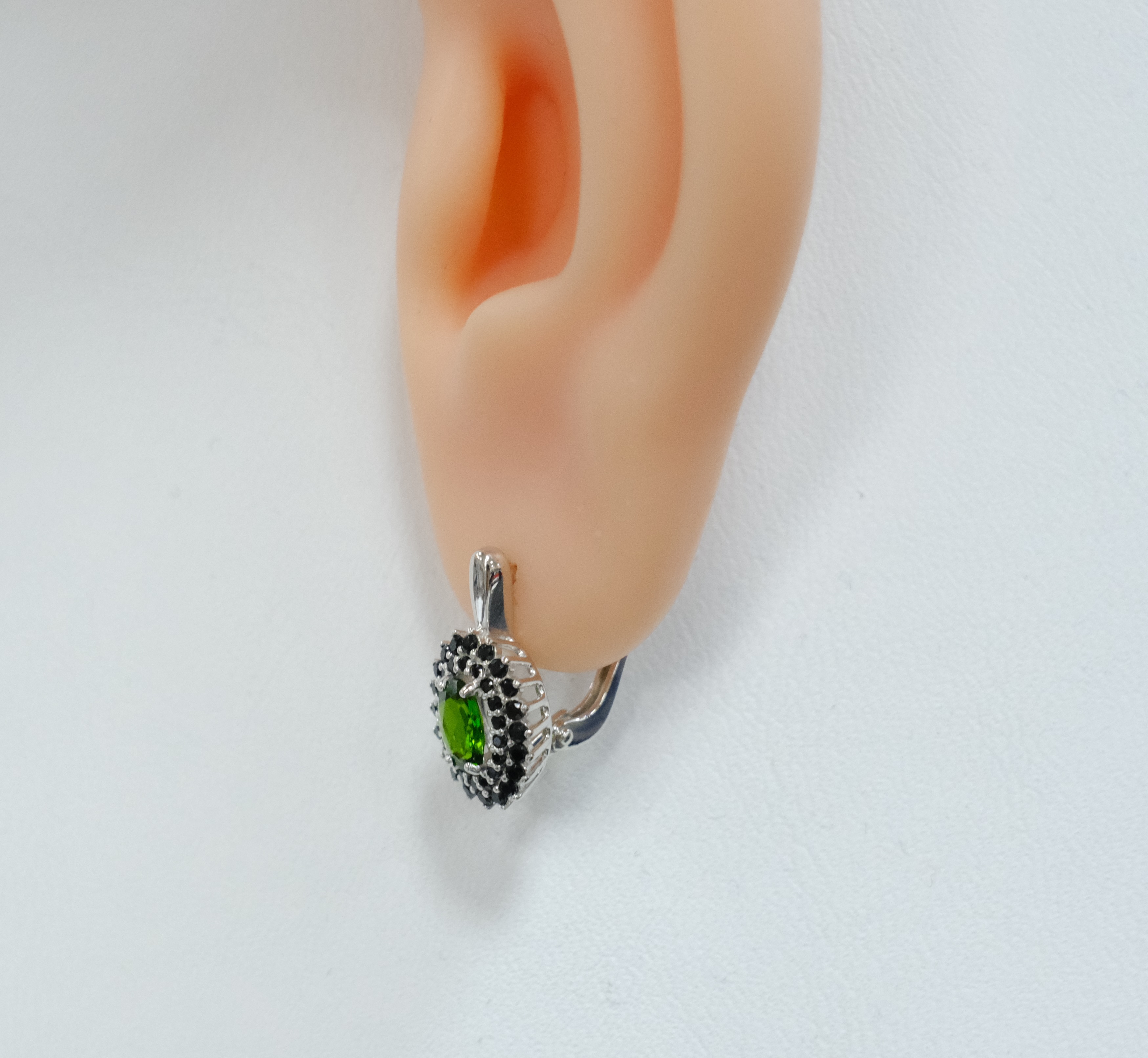 Серебряные серьги с хромдиопсидами